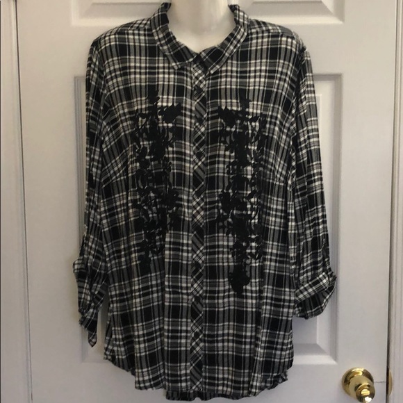 Woman’s plaid button down top - Picture 1 of 3